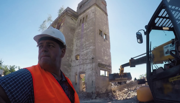 Poprawki po nieudanej detonacji i pożar na terenie rozbiórki